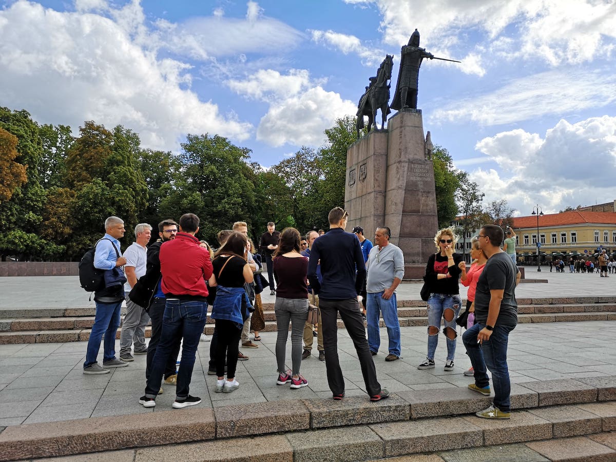 Seller Fest dalyviai lauke prie paminklo