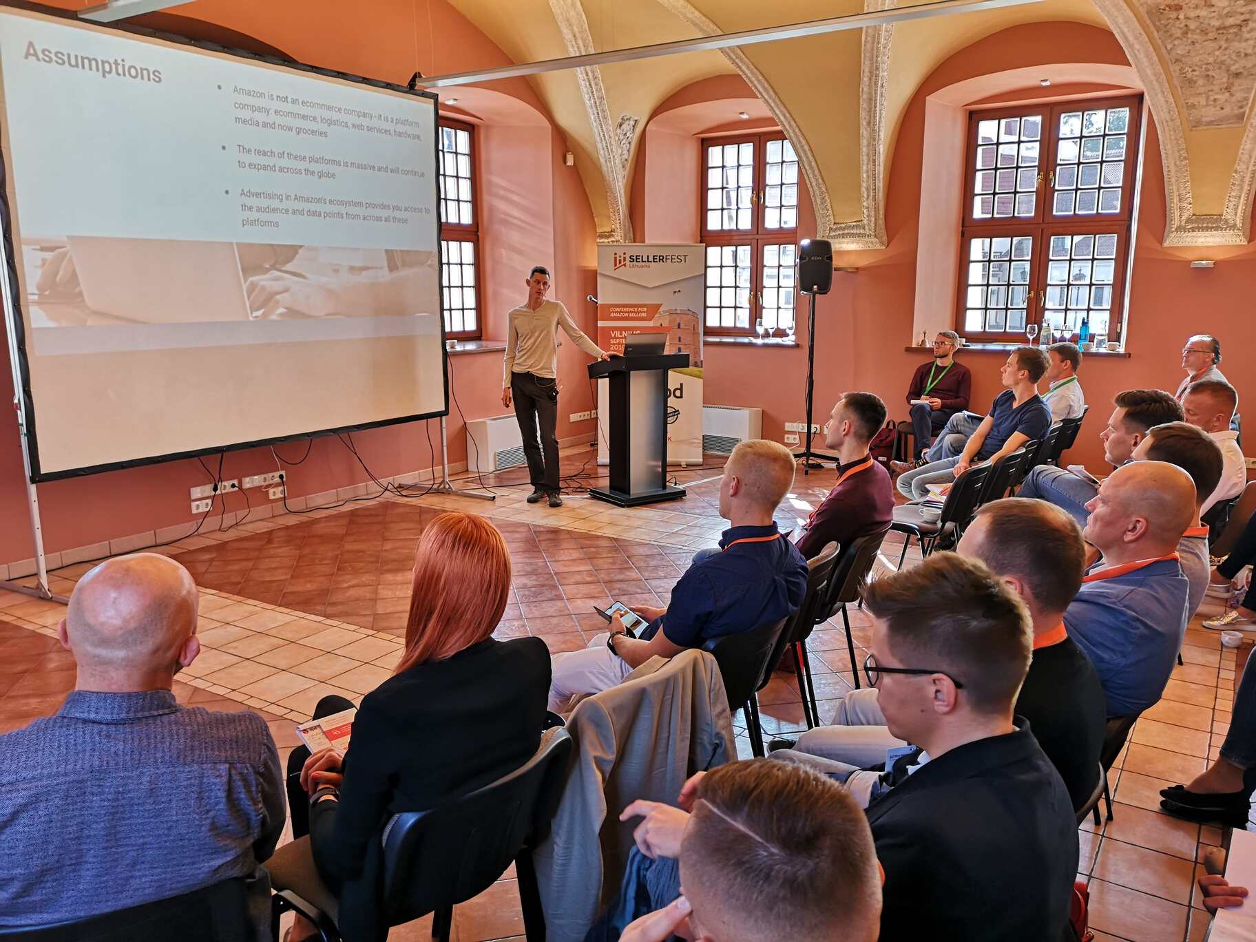 Seller Fest renginio salė ir dalyviai