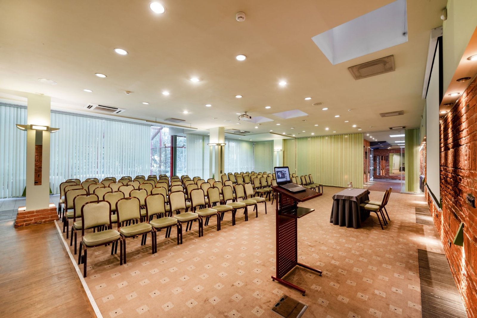 Best Western Hotel Vilnius - salė „Stiklo“, kėdės išdėstytos teatro stiliumi